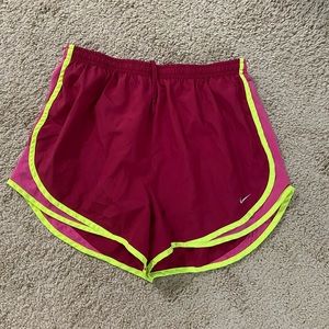 Women’s Nike shorts. Size large. Good condition